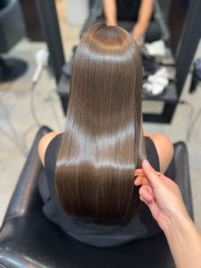 ダメージを抑えて艶を出すBorderless Salonの酸性ストレート
