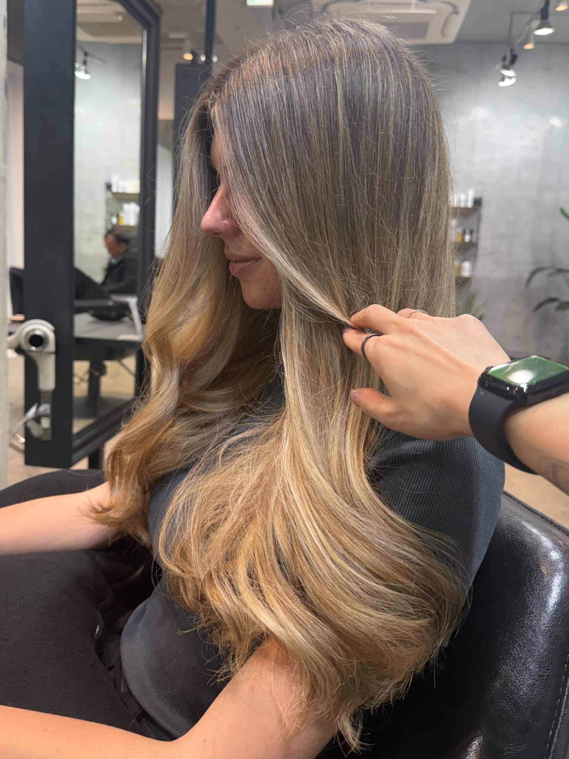 Highlights color finish by a BORDERLESS SALON stylist in Tokyo